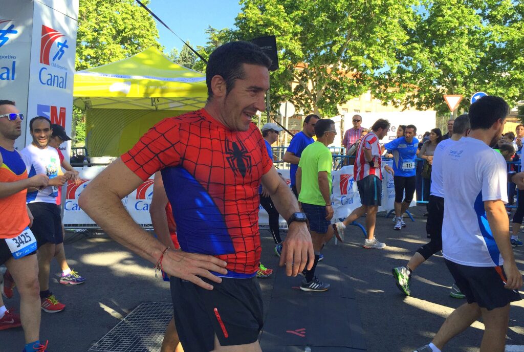 Spiderman llegó en perfectas condiciones a la meta. Spiderman llegó en perfectas condiciones a la meta.