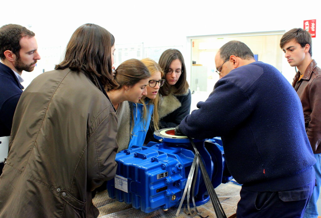 Alumnos de la Universidad Pontificia Comillas Comi_04