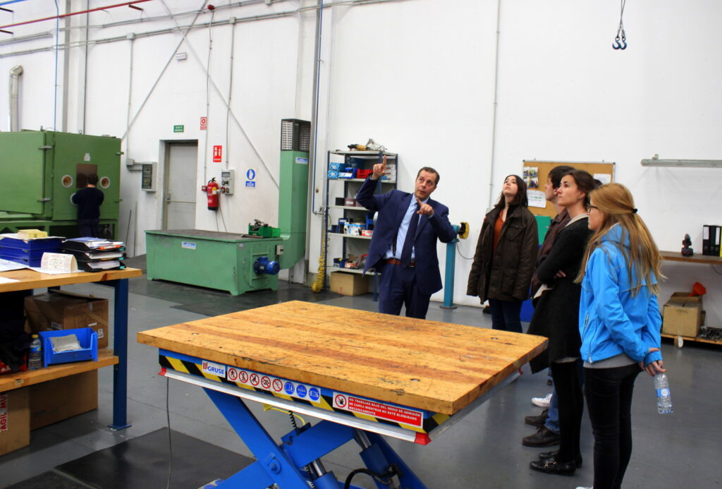 Alumnos de la Universidad Pontificia Comillas Comi_09