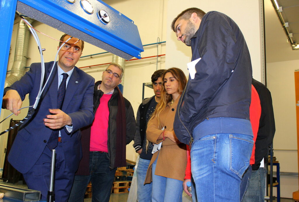 Alumnos de la Universidad Pontificia Comillas Comi_25