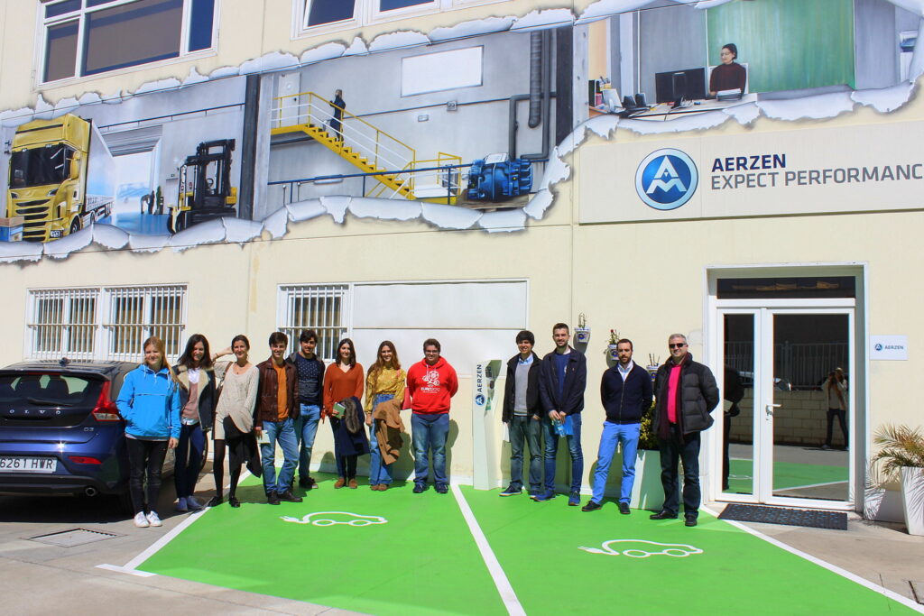 Alumnos de la Universidad Pontificia Comillas cabe